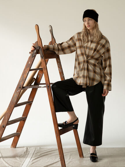 フェイクレザーセミワイドパンツ《2025Autumn catalog item》(ブラック/ブラウン)|Te chichi(テチチ)通販