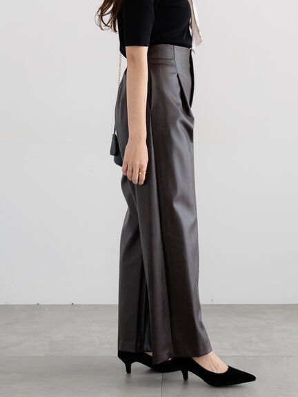 フェイクレザーセミワイドパンツ《2025Autumn catalog item》(ブラック/ブラウン)|Te chichi(テチチ)通販