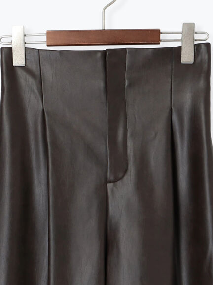 フェイクレザーセミワイドパンツ《2025Autumn catalog item》(ブラック/ブラウン)|Te chichi(テチチ)通販