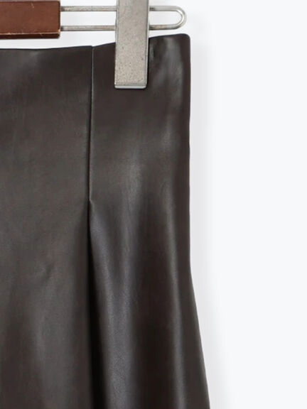 フェイクレザーセミワイドパンツ《2025Autumn catalog item》(ブラック/ブラウン)|Te chichi(テチチ)通販