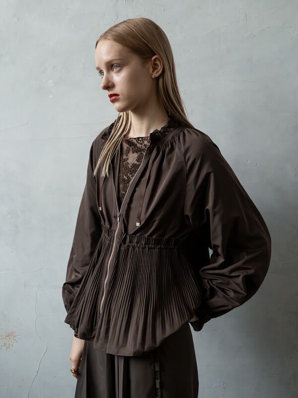【Atelier plier】プリーツペプラムライトブルゾン《2025Autumn catalog item》(ブラウン)|Te chichi(テチチ)通販