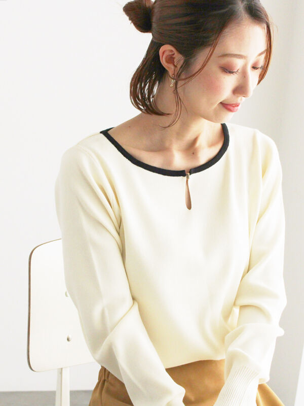 スクエアチャームキーネックプルオーバー(オフホワイト)|Te chichi(テチチ)通販