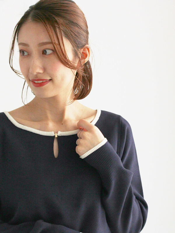 スクエアチャームキーネックプルオーバー(ネイビー)|Te chichi(テチチ)通販