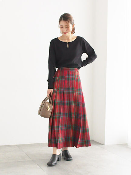 スクエアチャームキーネックプルオーバー(オフホワイト/ブラック/ブルー/ネイビー)|Te chichi(テチチ)通販