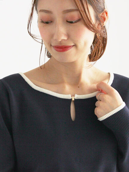 スクエアチャームキーネックプルオーバー(オフホワイト/ブラック/ブルー/ネイビー)|Te chichi(テチチ)通販