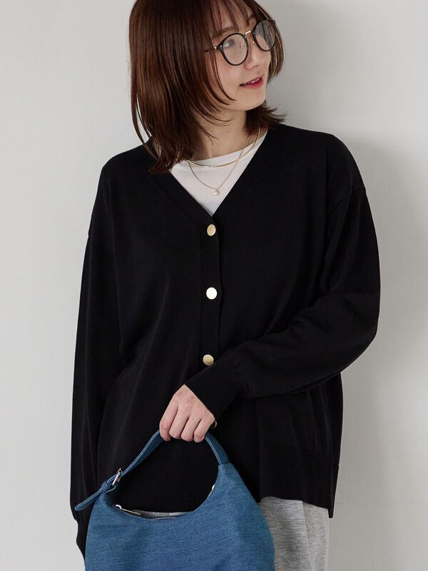 金釦Vネックリラックスカーディガン(ブラック)|Te chichi TERRASSE(テチチ テラス)通販