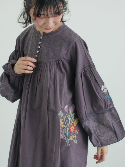 【WEB限定 Sサイズ】ランダム刺繍レース切替ワンピース（オフホワイト/チャコールグレー/ミント）｜TSUHARU by Samansa Mos2（ツハルバイサマンサモスモス）通販