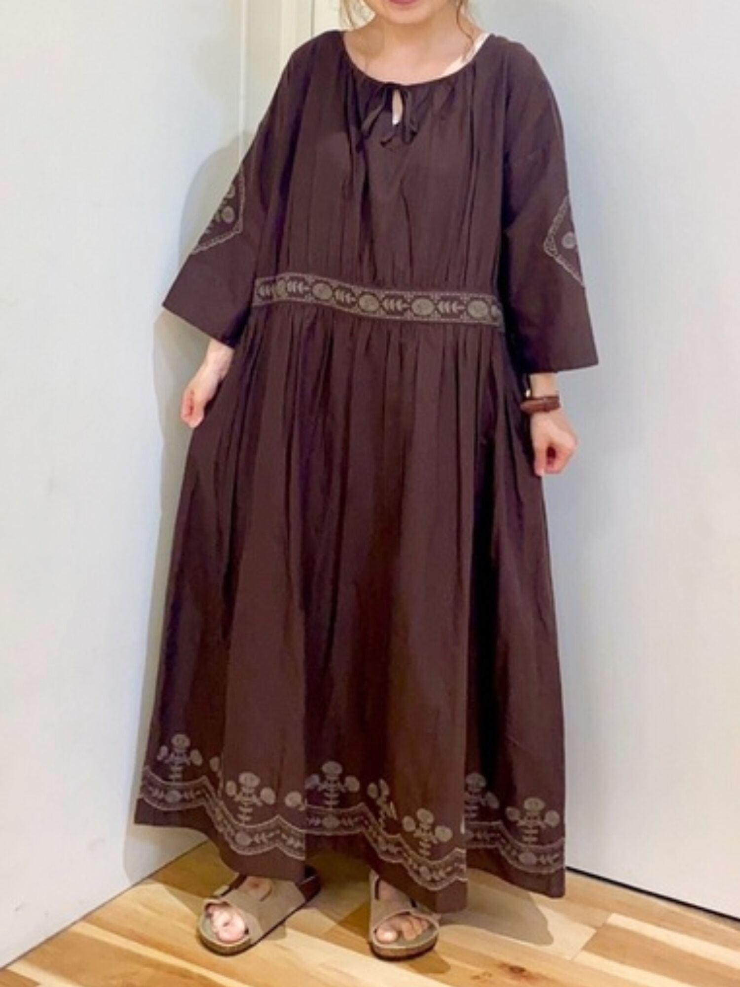 セール お花刺繍ワンピース ベージュ ダークブラウン ブルー ワンピース Sm2 サマンサ モスモス 公式通販