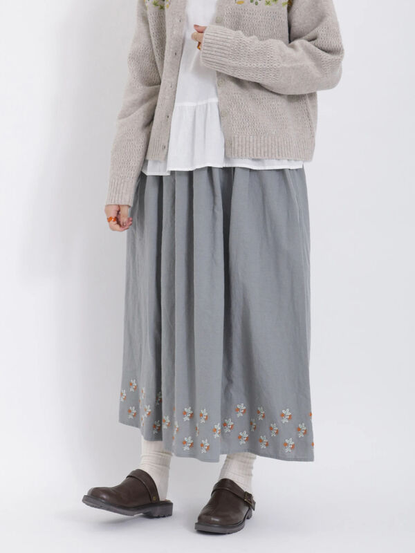 セール】 【マカベアリス×SamansaMos2】裾刺繍スカート（ブラック