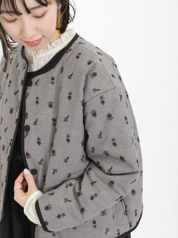 セール】 中綿刺繍パイピングジャケット（オフホワイト/ブラック/モカ