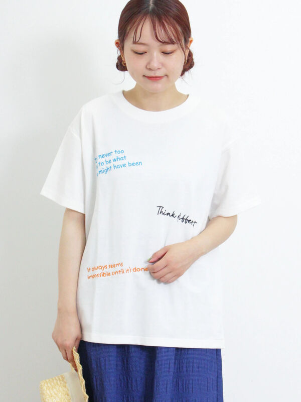 セール】 ◎ランダムロゴ刺繍Tシャツ（オフホワイト/チャコールグレー 