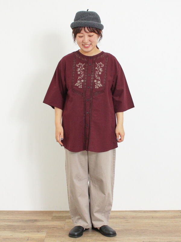 セール】 胸元刺繍ブラウス（チャコールグレー/ボルドー