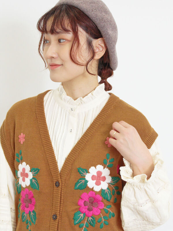 セール】 花柄刺繍ニットベスト（モカ/キャメル/ネイビー/キナリ 