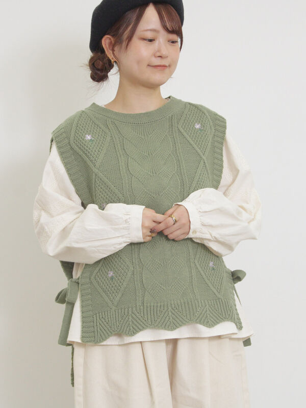 セール】 花刺繍脇リボンベスト（ブラック/ベージュ/グリーン/キナリ