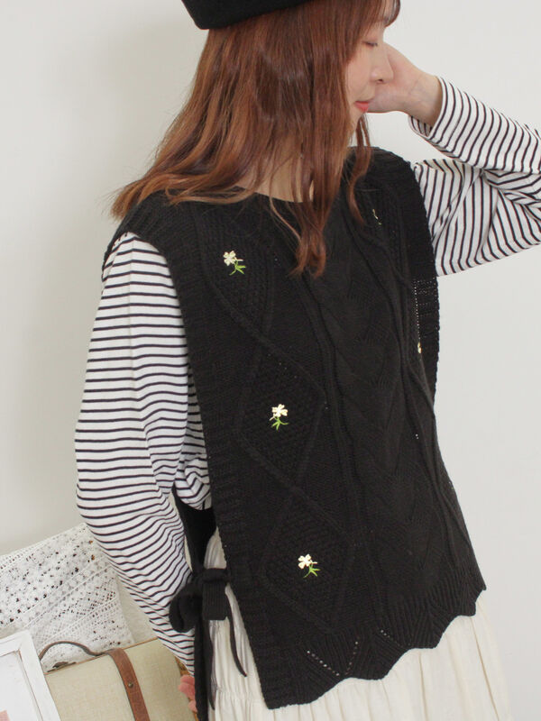 セール】 花刺繍脇リボンベスト(ブラック/ベージュ/グリーン セール】 花刺繍脇リボンベスト(ブラック/ベージュ/グリーン