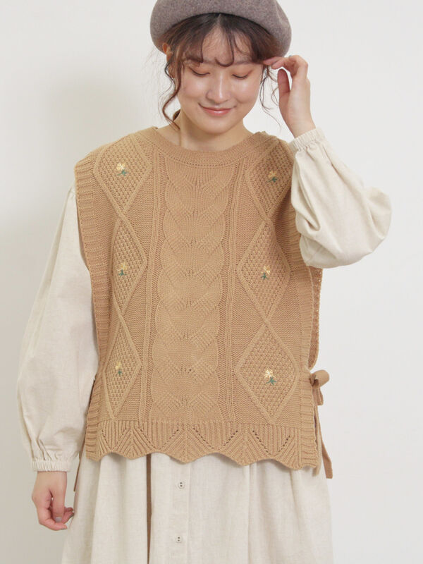 セール】 花刺繍脇リボンベスト（ブラック/ベージュ/グリーン