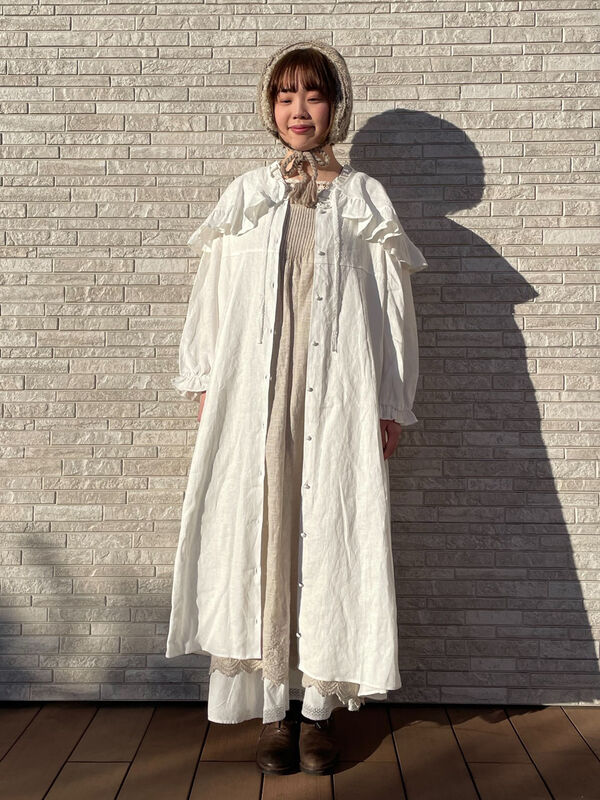 国内外の人気集結！ 立川限定】リネンケープ付ワンピース（オフホワイト/ブラック ワンピース
