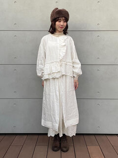 最高の 立川限定】リネン前開きフリルブラウス（オフホワイト/ブラック シャツ/ブラウス(長袖/七分)