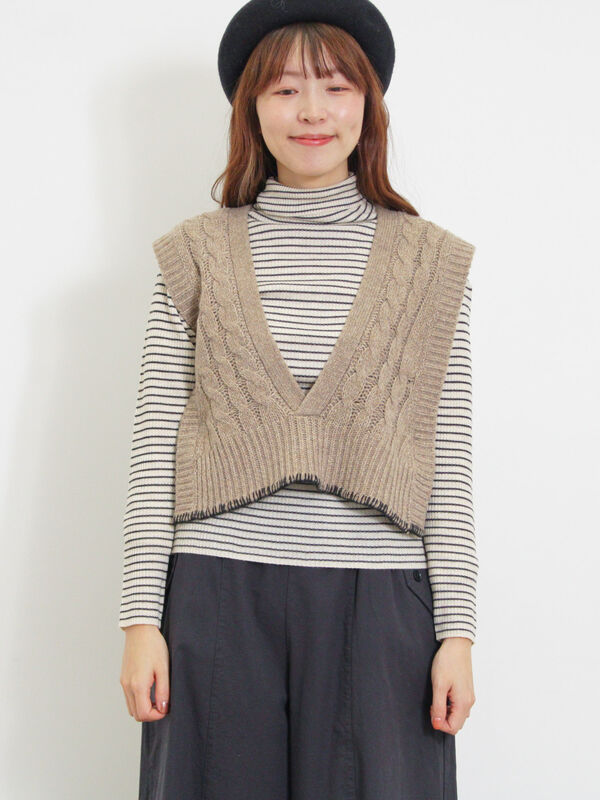 シンプル・マインズのレア・プロモ・ベスト セール】◎ブランケットステッチケーブル編みショートベスト（ベスト