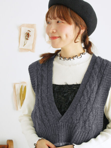 ◎ブランケットステッチケーブル編みショートベスト（オフホワイト/チャコールグレー）｜Samansa Mos2（サマンサ モスモス）通販
