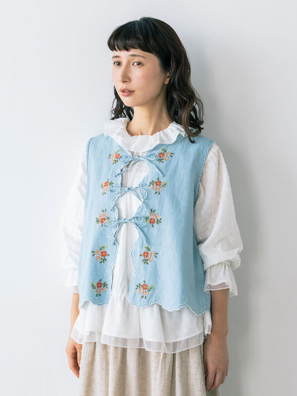 【kazumi×Samansa Mos2】刺繍入リボンベスト（サックスブルー）｜Samansa Mos2（サマンサ モスモス）通販