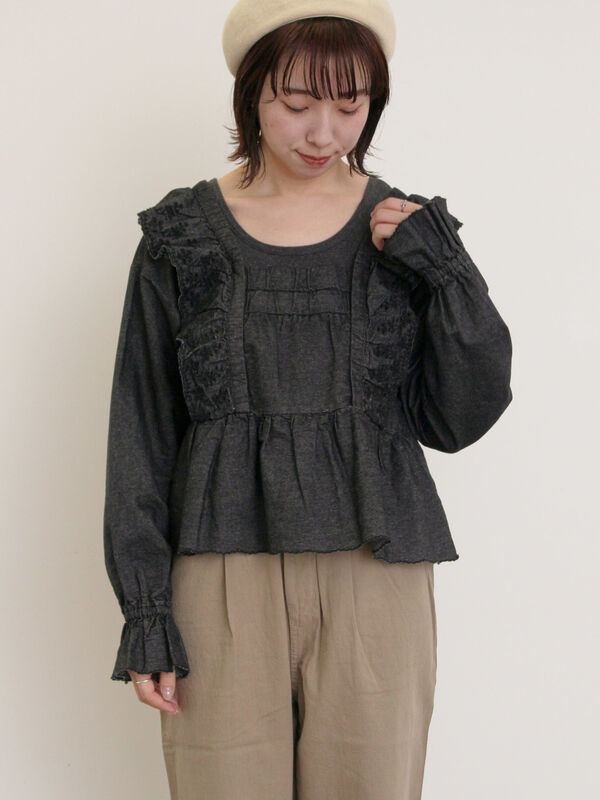 セール】 デニムスカラップ刺繍フリル2WAYブラウス（ブラック/サックス