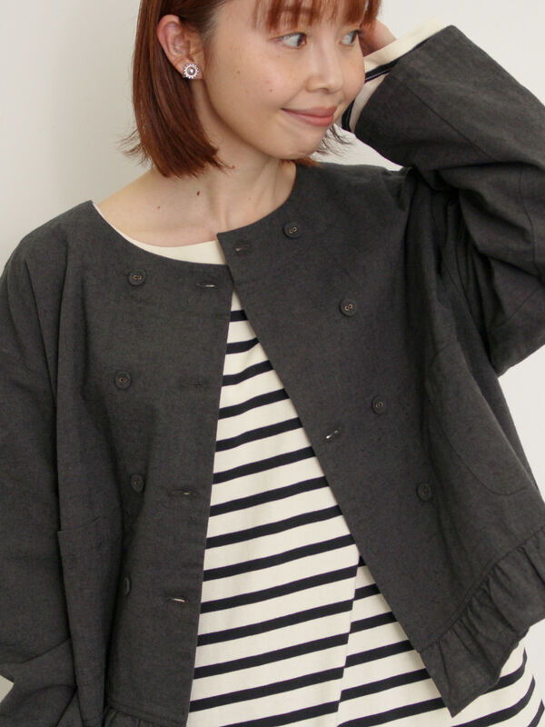 セール】 綿麻裾フリルダブルボタンショートジャケット（オフホワイト