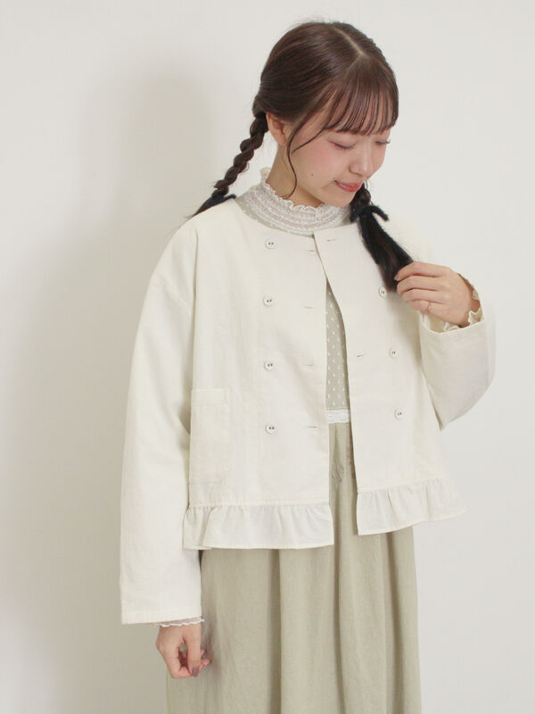 セール】 綿麻裾フリルダブルボタンショートジャケット（オフホワイト