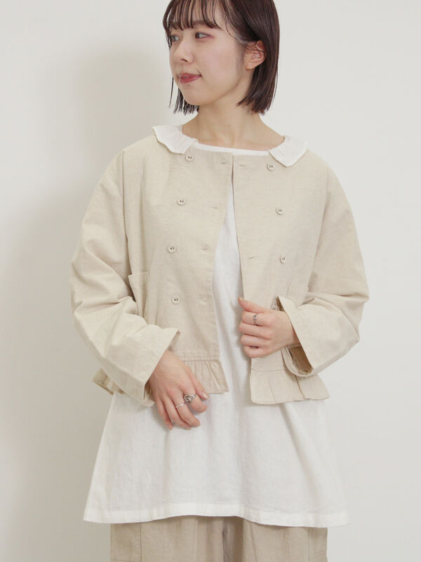 セール】 綿麻裾フリルダブルボタンショートジャケット（オフホワイト