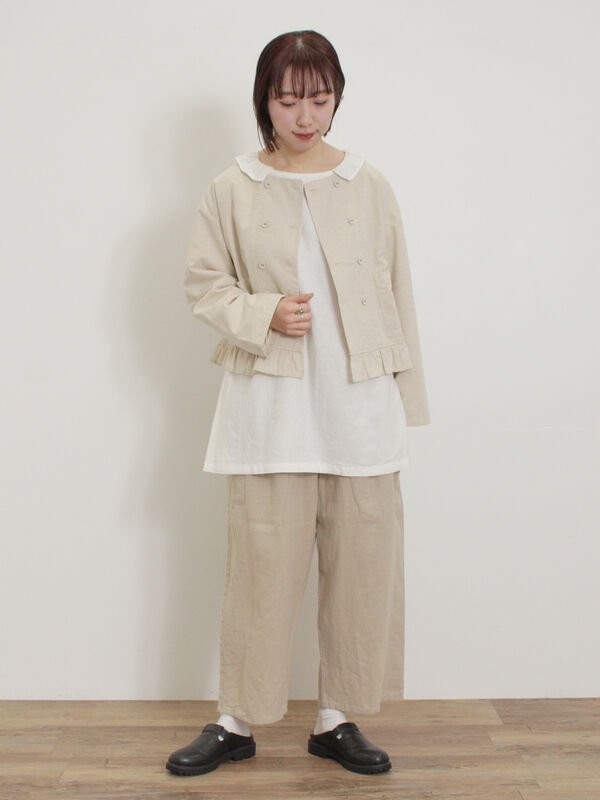 セール】 綿麻裾フリルダブルボタンショートジャケット（オフホワイト
