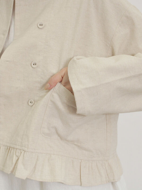 セール】 綿麻裾フリルダブルボタンショートジャケット（オフホワイト