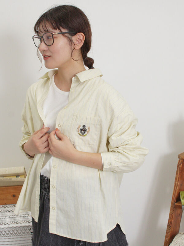 セール】 ワッペン風刺繍入りシャツ（オフホワイト/ピンク/イエロー