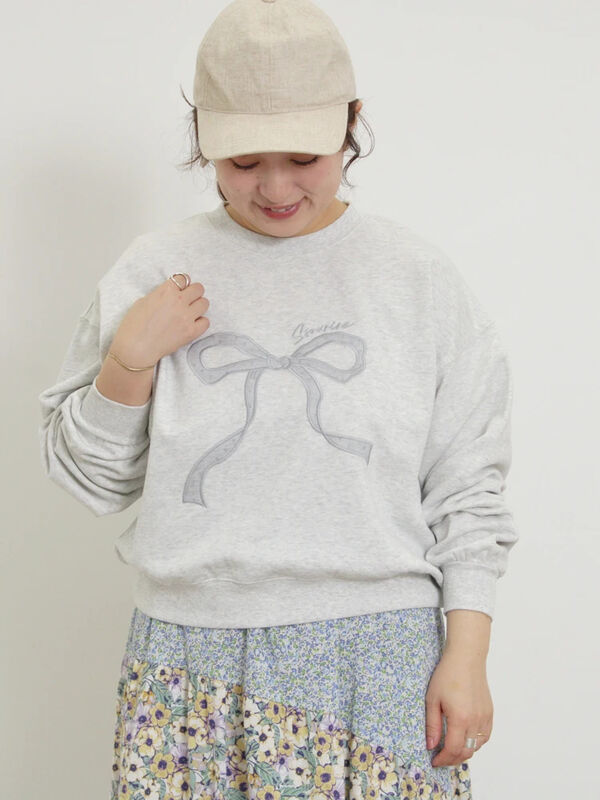セール】 リボン&ロゴチュールアップリケ刺繍スウェット（オフ
