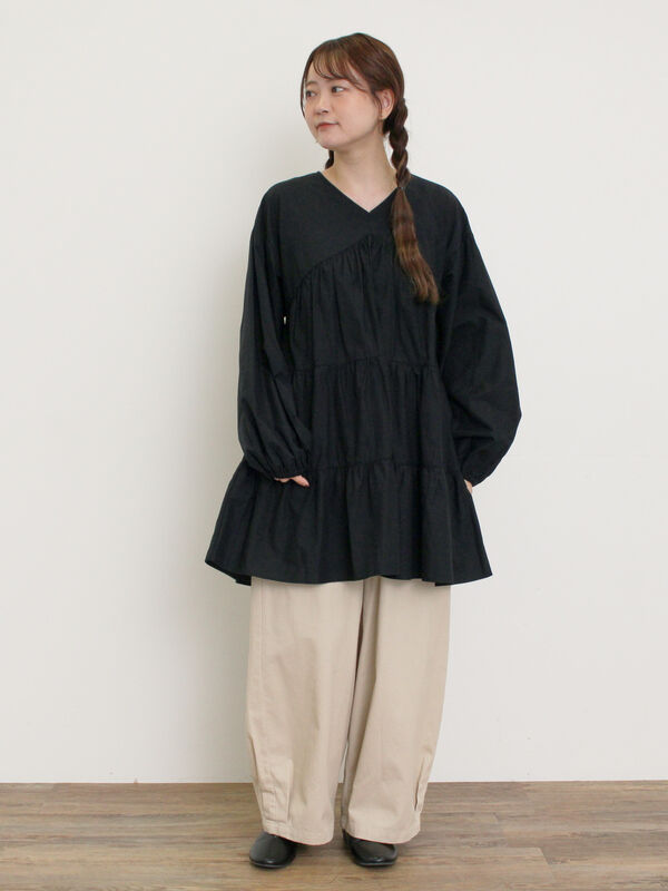 セール】 ティアードVネックチュニック（オフホワイト/ブラック/ピンク