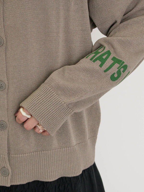 セール】 ランダムロゴプリント前後2WAYニット（オフホワイト/グレー