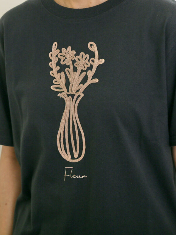 セール】 花瓶柄コード刺繍Tシャツ（オフホワイト/ブラック/ベージュ