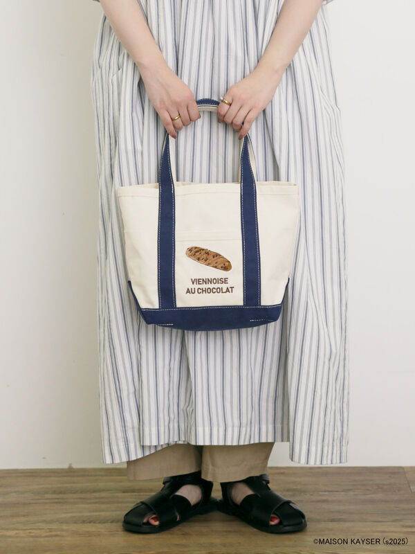 【MAISON KAYSER】刺繍キャンバスバッグ（ネイビー）｜Samansa Mos2（サマンサ モスモス）通販