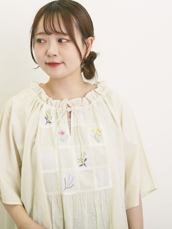 パッチワーク刺繍チュニックブラウス（キナリ）｜Samansa Mos2（サマンサ モスモス）通販