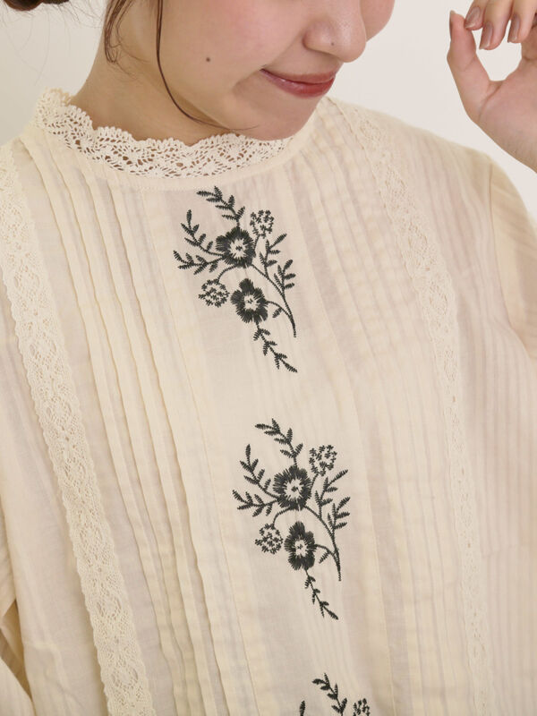 フラワー柄刺繍レースブラウス（オフホワイト/チャコールグレー