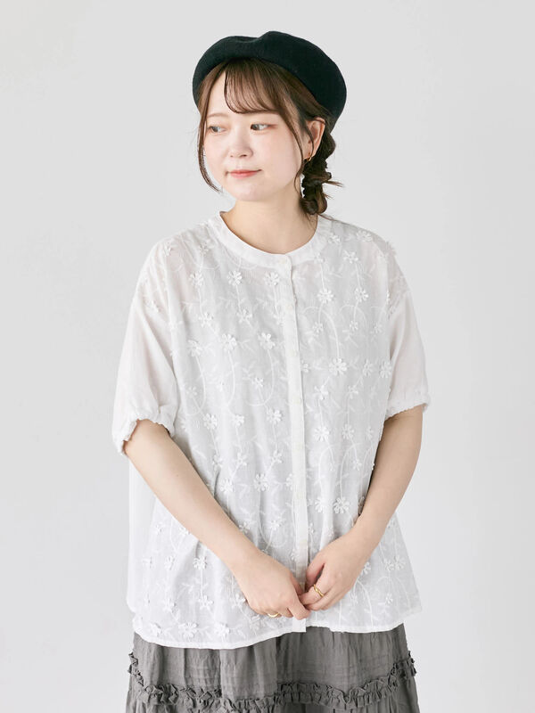 セール】 3D刺繍バンドカラーブラウス（オフホワイト/ブラック