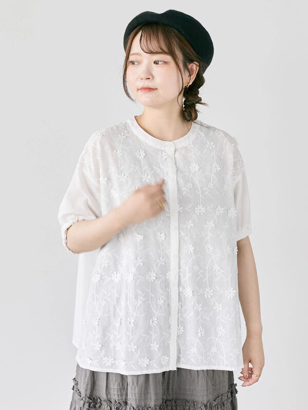 セール】 3D刺繍バンドカラーブラウス（オフホワイト/ブラック