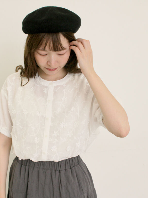 セール】 3D刺繍バンドカラーブラウス（オフホワイト/ブラック