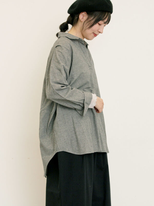 後ろ釦スキッパーチュニック（チャコールグレー/ベージュ