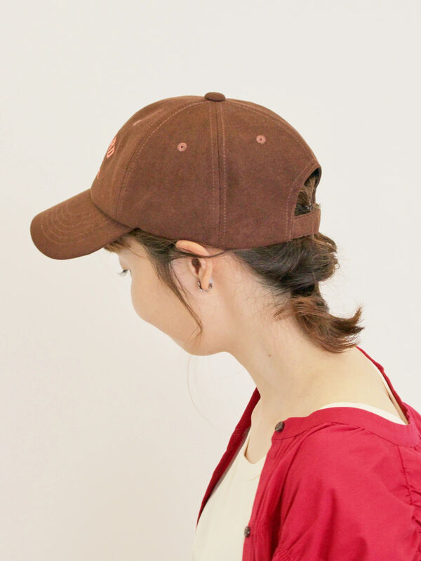 セール】 【消臭効果】カレッジロゴ刺繍キャップ（ベージュ/ブラウン