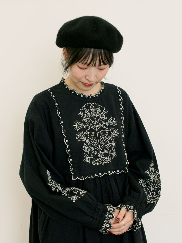 セール】 【S/Mサイズ】配色刺繍ワンピース（グレー/ブラック/レッド