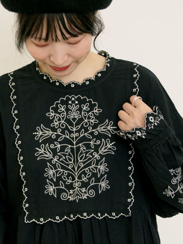 セール】 【S/Mサイズ】配色刺繍ワンピース（グレー/ブラック