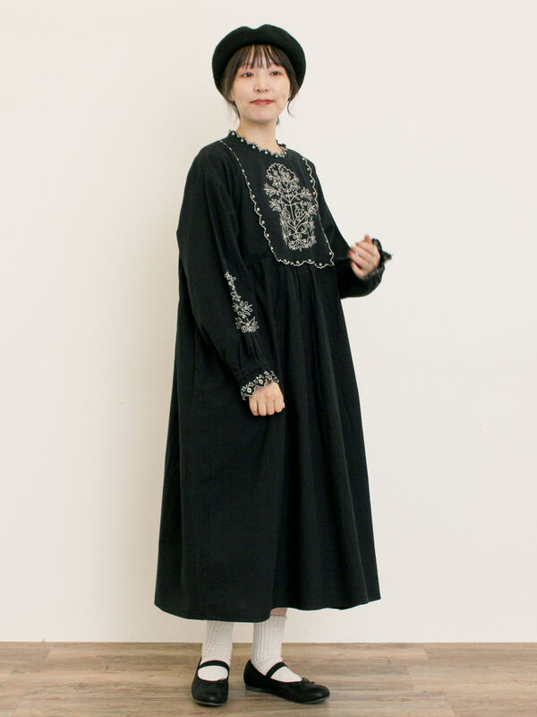 S/Mサイズ】配色刺繍ワンピース（グレー/ブラック/レッド/キナリ