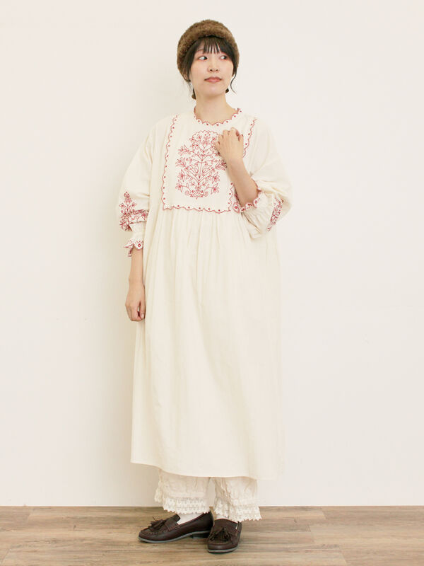 S/Mサイズ】配色刺繍ワンピース（グレー/ブラック/レッド/キナリ