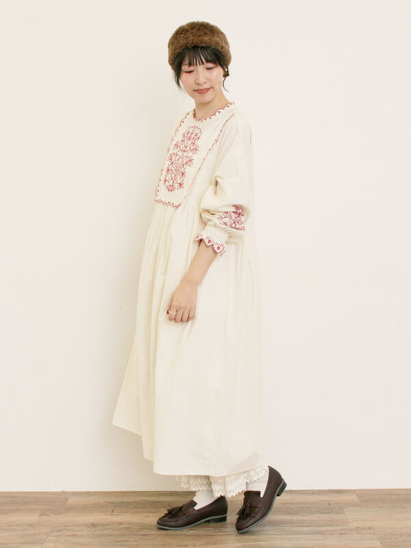 S/Mサイズ】配色刺繍ワンピース（グレー/ブラック/レッド/キナリ