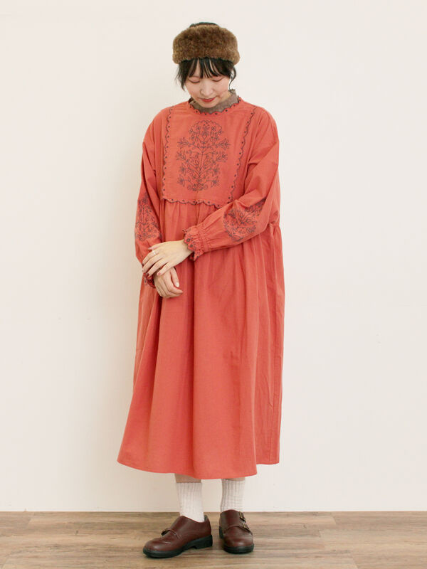 S/Mサイズ】配色刺繍ワンピース（グレー/ブラック/レッド/キナリ